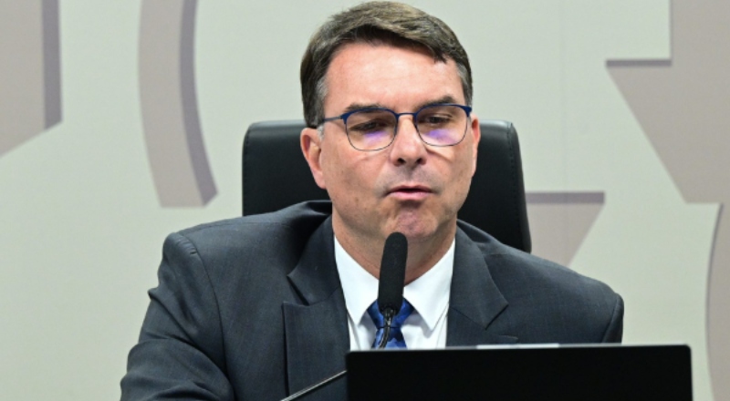 Senador Flávio Bolsonaro assina CPI para investigar Moraes e Toffoli