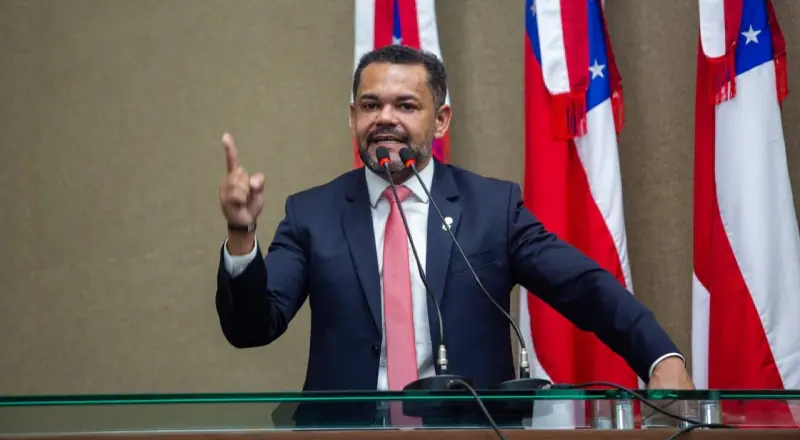 Deputado Rozenha critica taxas abusivas de cartórios no AM