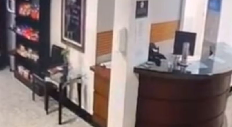 Recepcionista é atacada com socos e chutes após recusar beijo