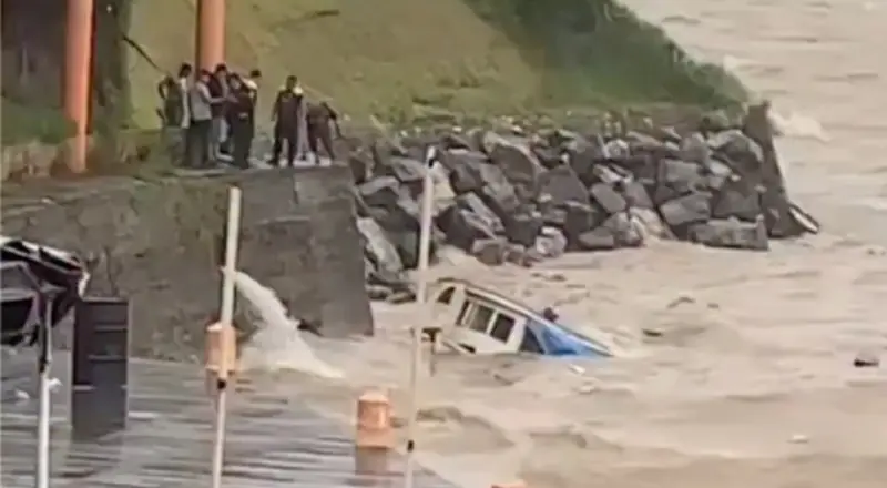 Barco lotado de passageiros para o lançamento do Festival afunda em Parintins