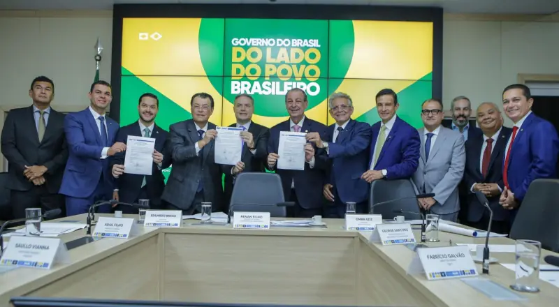 Eduardo Braga celebra anúncio de edital para BR-319 asfaltada