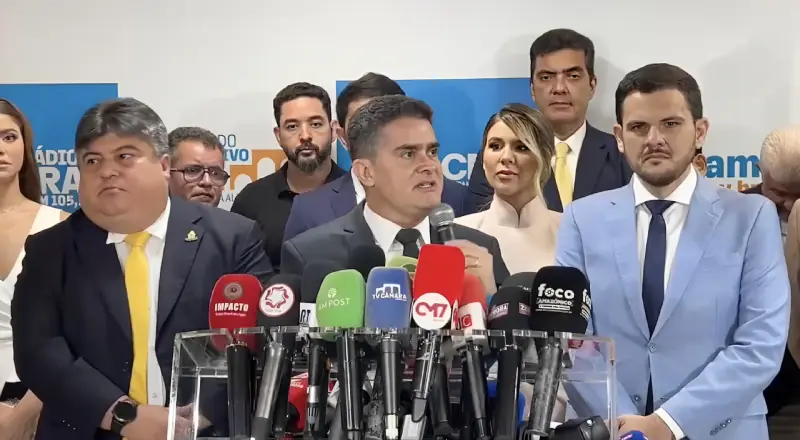 David Almeida oficializa saída da Prefeitura e entrega cargo a Renato Junior