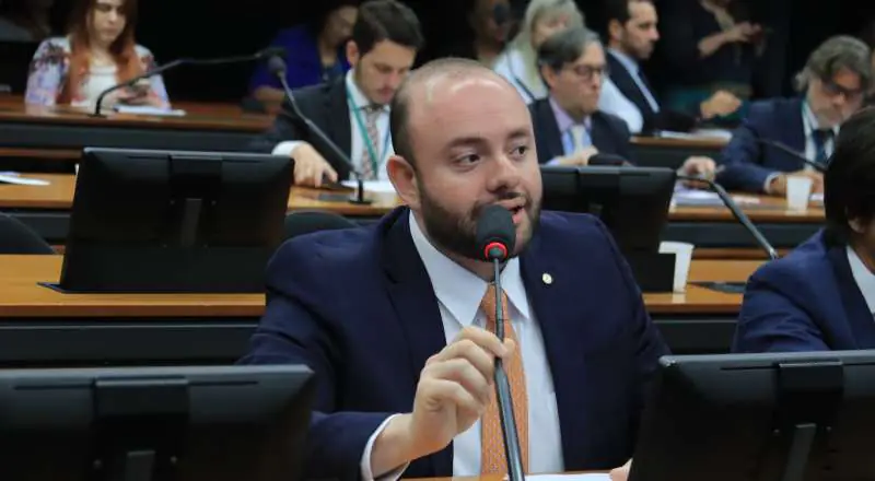 Deputado Fausto Jr. apresenta PL que protege crianças e adolescentes