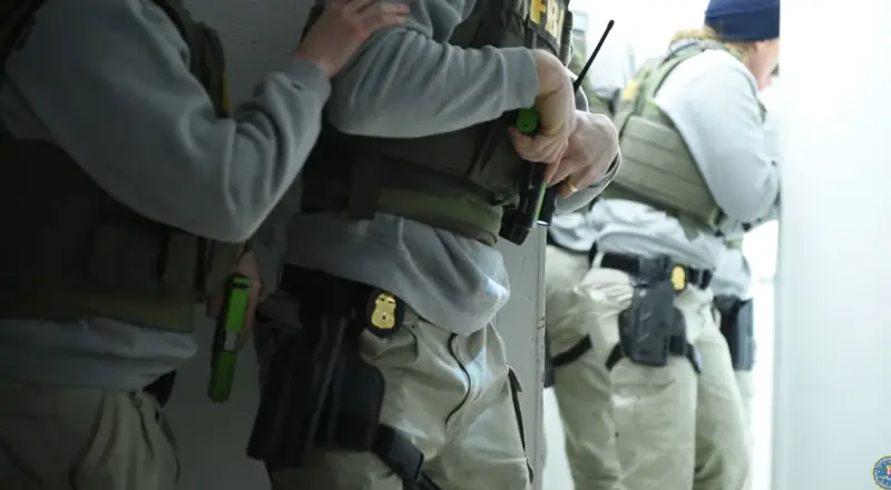 Adolescente sequestrada há um mês é resgatada pelo FBI com segurança