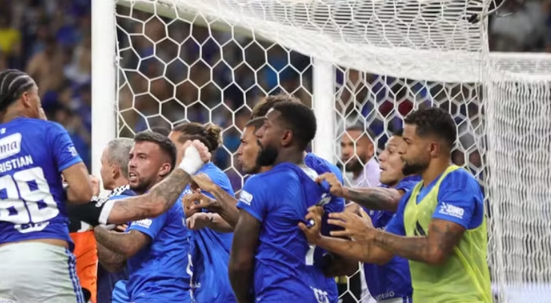 Briga generalizada em campo marca final do Campeonato Mineiro