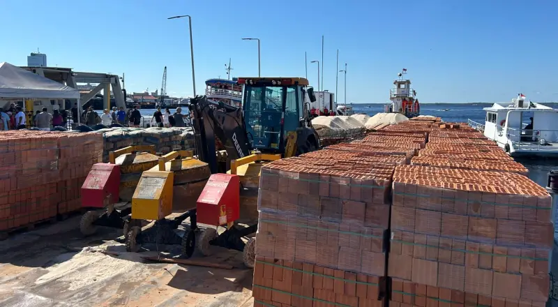 Prefeito David Almeida entrega materiais para garantir escolas seguras