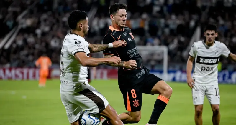 Garro vira garçom e Corinthians vence na estreia da Libertadores