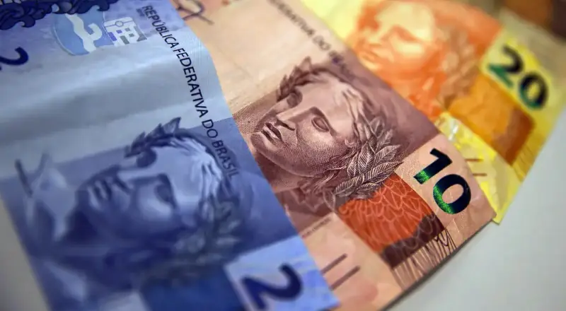 Aposentados e pensionistas do INSS recebem 13º e comemoram