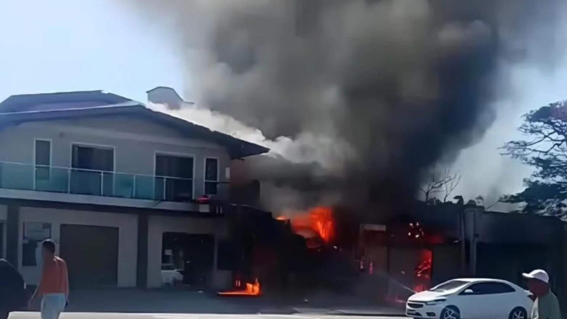 Vídeo registra momento em que avião de pequeno porte cai no RS e provoca tragédia