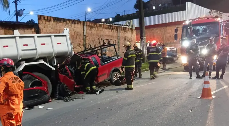 Vídeo mostra acidente gravíssimo entre carro e caçamba no Nova Cidade