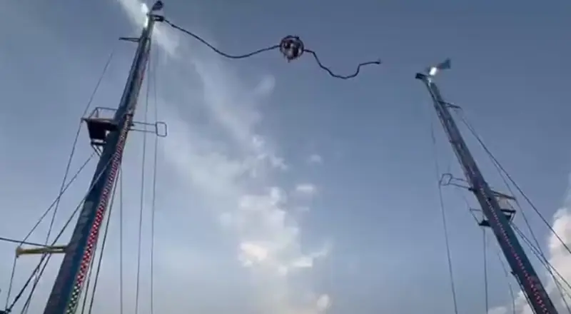 Veja momento em que cabo de brinquedo fere crianças em parque