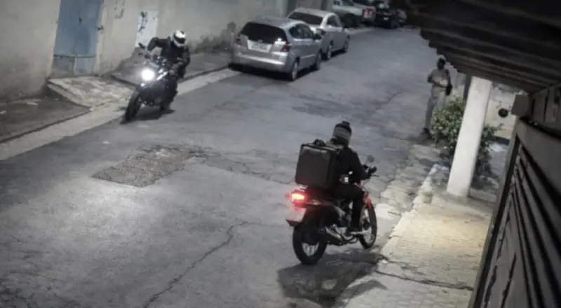 Mulher armada 'cancela CPF' de bandidos em assalto a motos