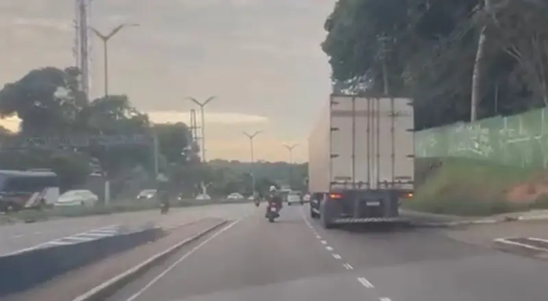 Motoqueiro é esmagado por caminhão na Bola do Coroado; detalhes trágicos