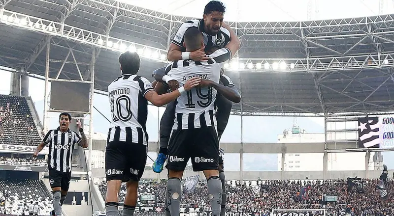 Botafogo vence Corinthians pelo Brasileirão e brilha com Cabral