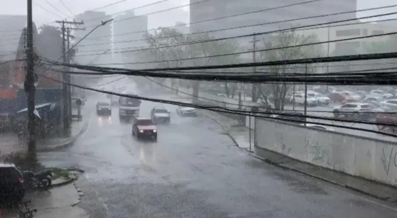 Chuva intensa coloca Manaus em alerta para enxurradas e alagamentos