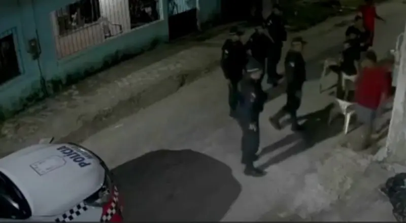 Timing perfeito: PM chega quando música cita a polícia