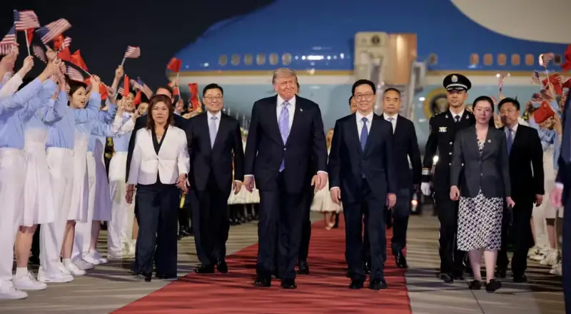 Vídeo de Trump sendo recebido na China ao som de Y.M.C.A é Fake, mas emocionante no banquete de Estado.