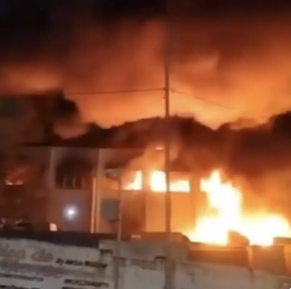 Veja o momento em que estrutura é tomada pelas chamas em Guarulhos
