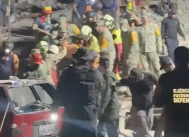 Criança sobrevive a terremoto e se recusa a deixar mãe junta
