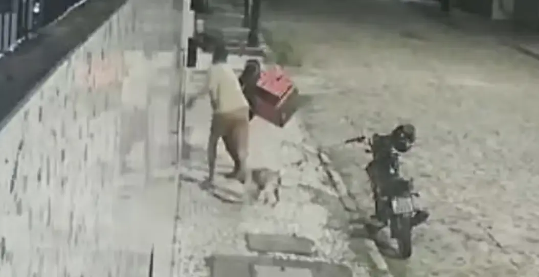"Veja o momento em que sargento da PM atira em entregador"