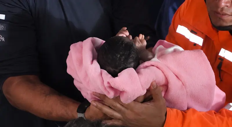 Bebê de 18 dias é resgatado após 32 horas sob os escombros