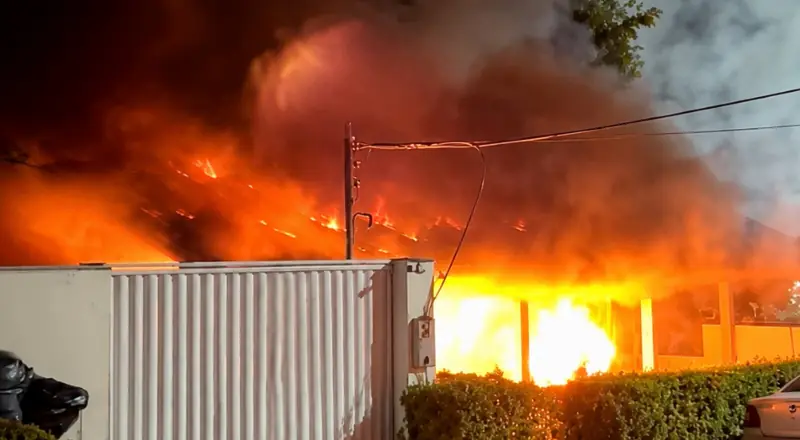 Desespero e correria: incêndio consome casa em Manaus.