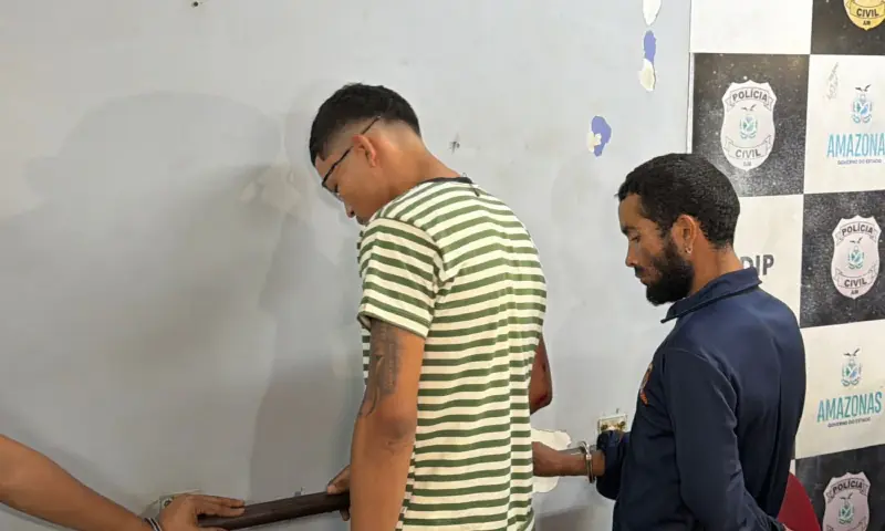 A casa caiu: homens presos em operação contra drogas na Praça 14