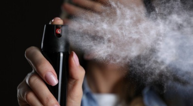 Mulheres passam a ter autorização para comprar spray de pimenta