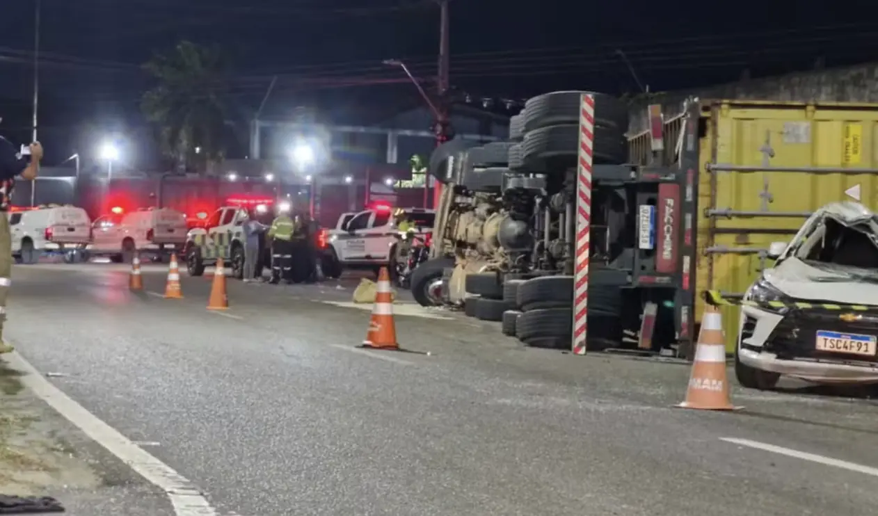 Carreta continua tombada e interdita avenida das Torres até noite