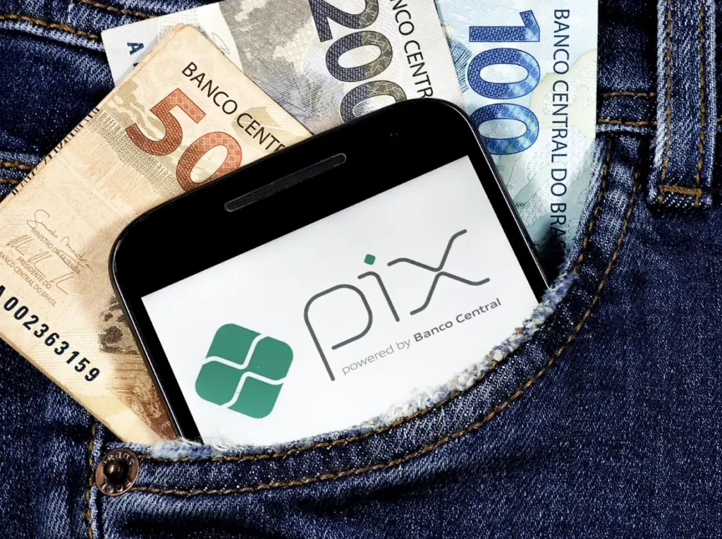 Tensão comercial: EUA impõem tarifas e impacto no Pix brasileiro
