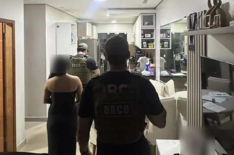 Momentos que policial militar é preso durante operação em Manaus