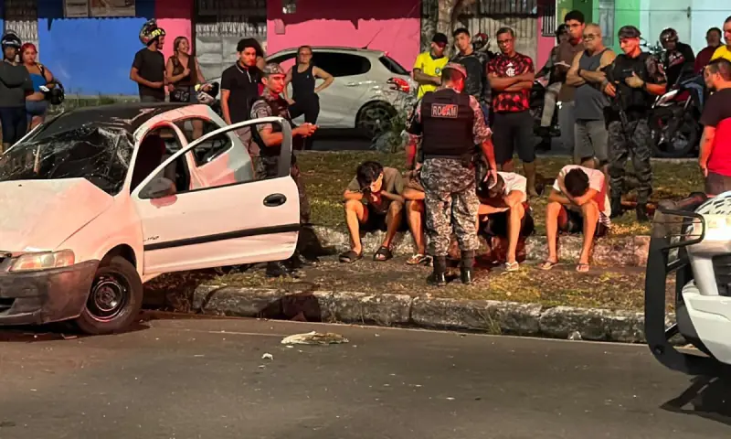 Carro com quatro menores avança sinal vermelho e capota em acidente