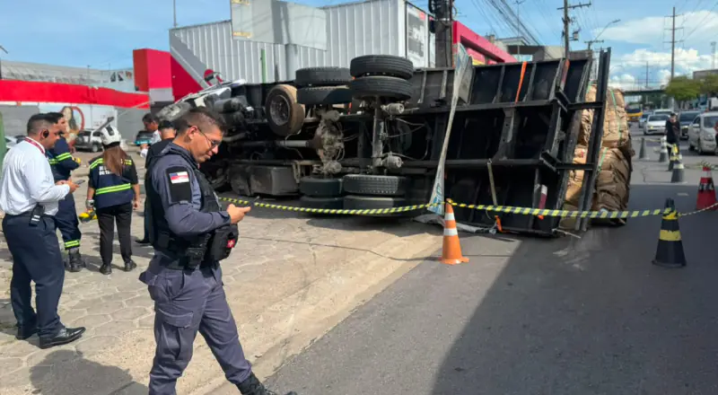 Carreta tomba na Autaz Mirim e causa congestionamento intenso