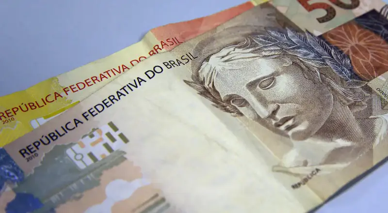 Brasileiros retiram R$ 39,3 bilhões da poupança e economizam
