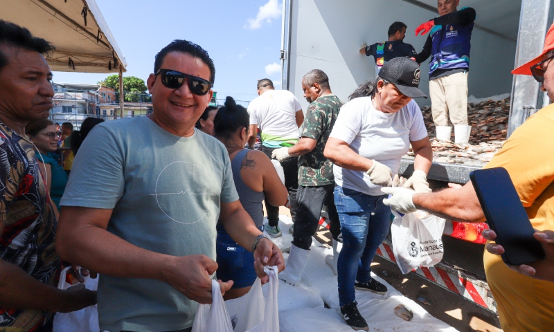 Prefeitura de Manaus distribui 60 mil peixes para ajudar a comunidade