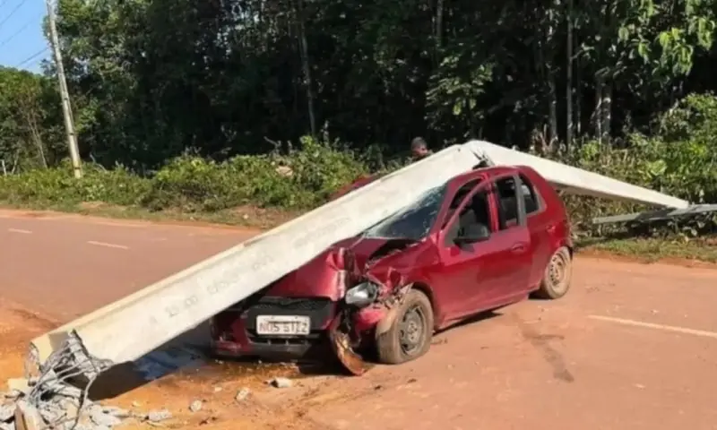 Motorista bêbado derruba poste e causa transtornos em Presidente Figueiredo