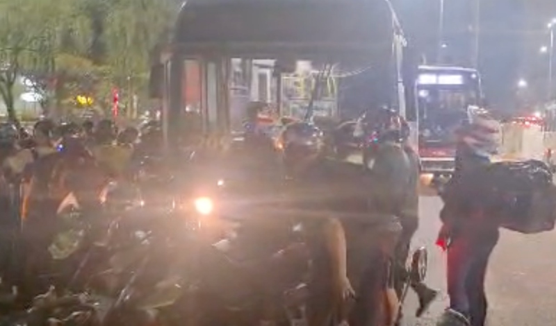Motociclista fica preso debaixo de ônibus após acidente grave