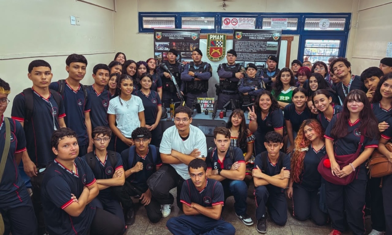 Força Tática realiza exposição de equipamentos para jovens policiais