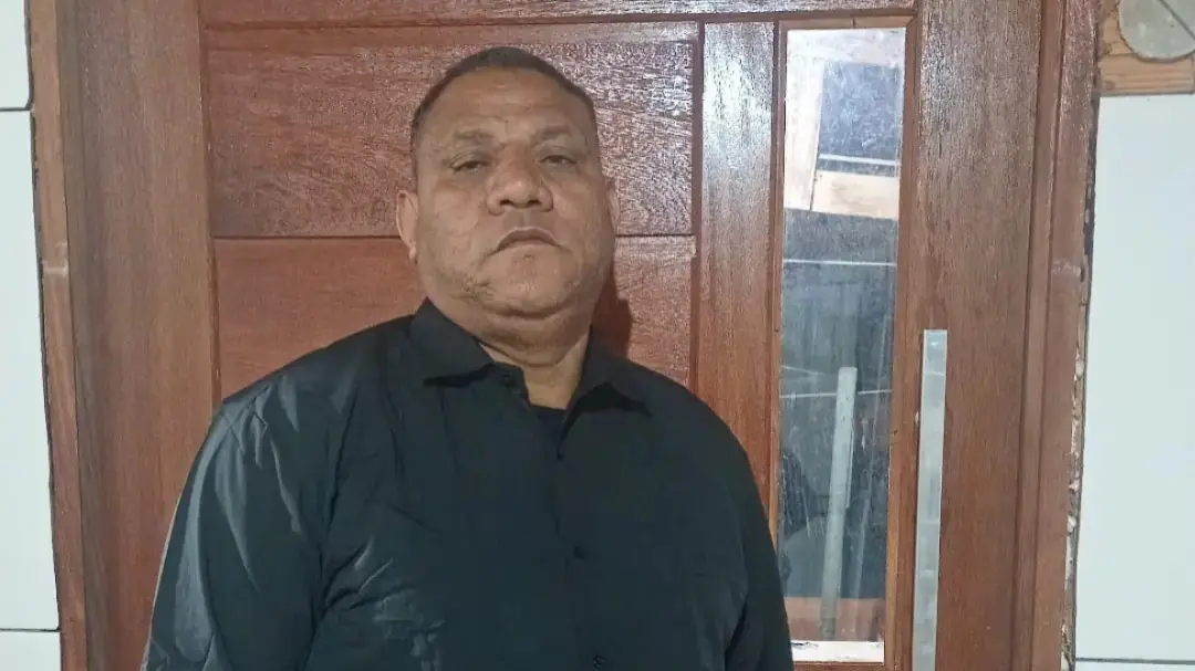 Homens encapuzados invadem igreja e matam pastor a tiros na frente dos fiéis.