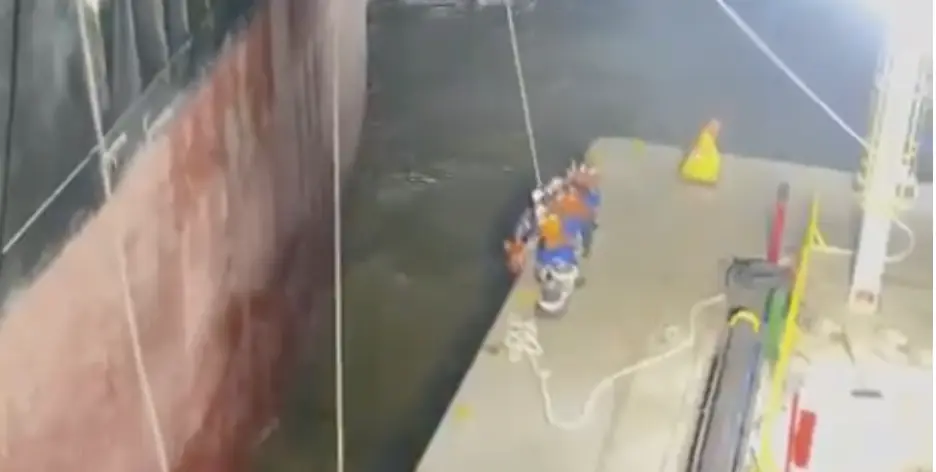 Desespero: passageiros sobrevivem a afundamento de ferry-boat