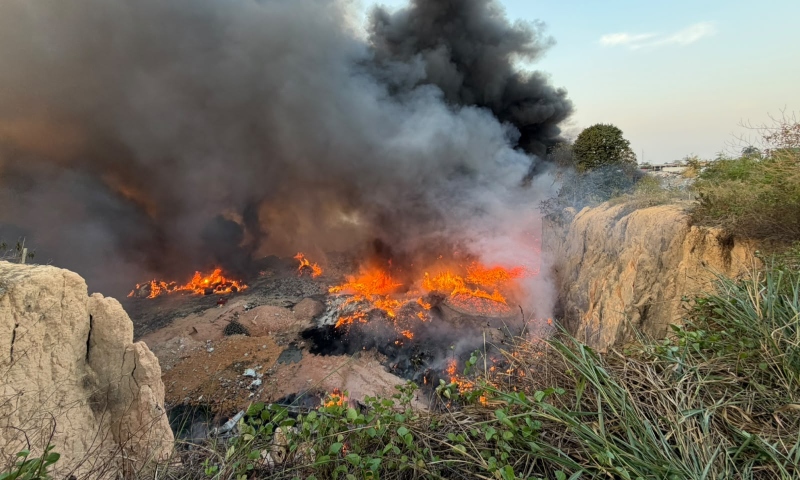 Incêndio de grandes proporções atinge lixão na Avenida Oitis